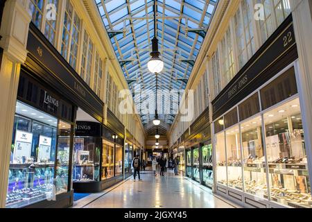 Glasgow, Schottland - Oktober 14. 2021: Innenansicht der Argyll Arcade - bekannt als das Schmuckviertel der Stadt Glasgow in Schottland, Großbritannien. Stockfoto