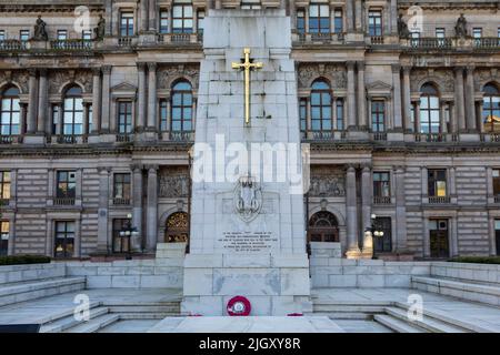 Glasgow, Schottland - Oktober 15. 2021: Blick auf das Glasgow Cenotaph - gewidmet jenen, die in beiden Weltkriegen ihr Leben verloren haben, in der Stadt Glasg Stockfoto