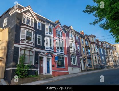 Eine Reihe von bunten Stadthäusern, die gemeinhin als Gelee Beans bezeichnet werden, in St. John’s Stockfoto