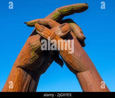 Gretna Green, Schottland - Oktober 15. 2021: Skulptur mit umklammernden Händen im Dorf Gretna Green, Schottland. Die Lage ist berühmt für seinen entlopfenden Coup Stockfoto