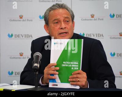 Ricardo Soberon, Executive President von Devida, hält eine Pressekonferenz vor ausländischen Korrespondenten in Peru über Perus Anti-Drogen-Politik und die Legalisierung von Kokaanbauern ab. Die Nationale Kommission für Entwicklung und Leben ohne Drogen, DEVIDA, ist ein offizielles Organ der peruanischen Regierung, das dem Vorsitz des Ministerrats angeschlossen ist und für die Entwicklung und Durchführung der nationalen Strategie gegen Drogen zuständig ist. Stockfoto