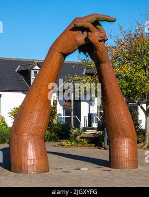 Gretna Green, Schottland - Oktober 15. 2021: Skulptur mit umklammernden Händen im Dorf Gretna Green, Schottland. Die Lage ist berühmt für seinen entlopfenden Coup Stockfoto