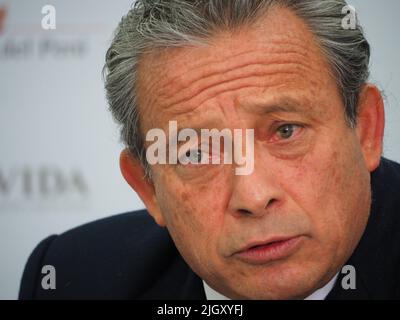 Ricardo Soberon, Executive President von Devida, hält eine Pressekonferenz vor ausländischen Korrespondenten in Peru über Perus Anti-Drogen-Politik und die Legalisierung von Kokaanbauern ab. Die Nationale Kommission für Entwicklung und Leben ohne Drogen, DEVIDA, ist ein offizielles Organ der peruanischen Regierung, das dem Vorsitz des Ministerrats angeschlossen ist und für die Entwicklung und Durchführung der nationalen Strategie gegen Drogen zuständig ist. Stockfoto