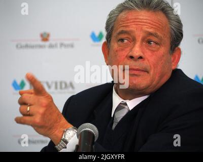 Ricardo Soberon, Executive President von Devida, hält eine Pressekonferenz vor ausländischen Korrespondenten in Peru über Perus Anti-Drogen-Politik und die Legalisierung von Kokaanbauern ab. Die Nationale Kommission für Entwicklung und Leben ohne Drogen, DEVIDA, ist ein offizielles Organ der peruanischen Regierung, das dem Vorsitz des Ministerrats angeschlossen ist und für die Entwicklung und Durchführung der nationalen Strategie gegen Drogen zuständig ist. Stockfoto