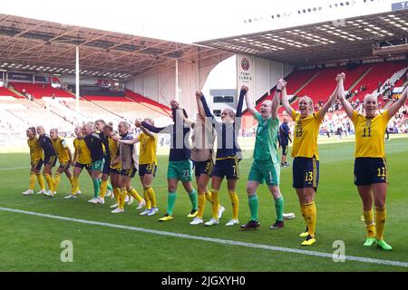 Sheffield, Großbritannien. 13.. Juli 2022. Sheffield, England, 13. 2022. Juli: Schwedische Spieler feiern ihren Sieg beim UEFA Womens Euro 2022-Fußballspiel der Gruppe C zwischen Schweden und der Schweiz in der Bramall Lane in Sheffield, England. (Daniela Porcelli /SPP) Quelle: SPP Sport Press Foto. /Alamy Live News Stockfoto