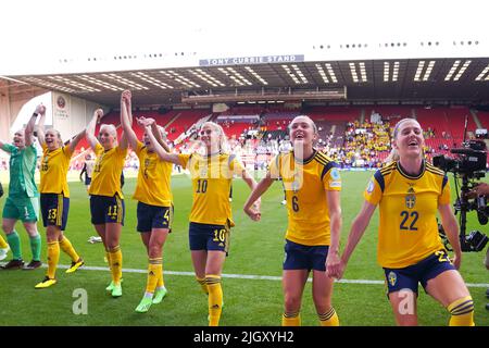 Sheffield, Großbritannien. 13.. Juli 2022. Sheffield, England, 13. 2022. Juli: Schwedische Spieler feiern ihren Sieg beim UEFA Womens Euro 2022-Fußballspiel der Gruppe C zwischen Schweden und der Schweiz in der Bramall Lane in Sheffield, England. (Daniela Porcelli /SPP) Quelle: SPP Sport Press Foto. /Alamy Live News Stockfoto