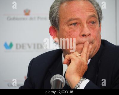 Ricardo Soberon, Executive President von Devida, hält eine Pressekonferenz vor ausländischen Korrespondenten in Peru über Perus Anti-Drogen-Politik und die Legalisierung von Kokaanbauern ab. Die Nationale Kommission für Entwicklung und Leben ohne Drogen, DEVIDA, ist ein offizielles Organ der peruanischen Regierung, das dem Vorsitz des Ministerrats angeschlossen ist und für die Entwicklung und Durchführung der nationalen Strategie gegen Drogen zuständig ist. Stockfoto