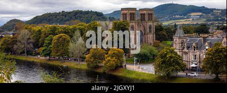 Inverness, Schottland - Oktober 8. 2021: Inverness Cathedral, auch bekannt als Cathedral Church of St. Andrew, vom Gelände von Inverness aus gesehen ca. Stockfoto