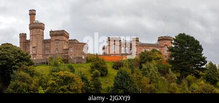 Inverness, Schottland - Oktober 8. 2021: Ein Panoramablick auf das historische Inverness Castle in der Stadt Inverness in Schottland, Großbritannien. Stockfoto