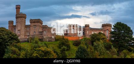 Inverness, Schottland - Oktober 8. 2021: Ein Panoramablick auf das historische Inverness Castle in der Stadt Inverness in Schottland, Großbritannien. Stockfoto