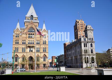 Syracuse Savings Bank Building (links) und Gridley Building (rechts) am Clinton Square in der Innenstadt von Syracuse, New York State NY, USA. Syracuse Savings Ba Stockfoto