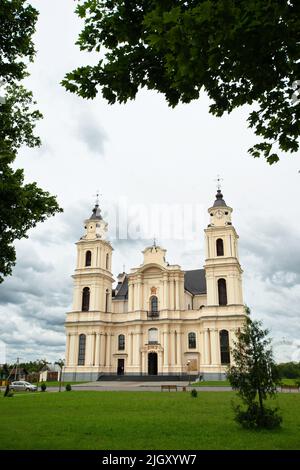 Baudenkmäler, touristische Zentren und interessante Orte in Weißrussland - katholische Kirche im Dorf Budslav Stockfoto