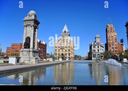 Soldiers and Sailors Monument, Syracuse Savings Bank Building, Gridley Building und State Tower Building am Clinton Square in Syracuse, New York NY, U Stockfoto