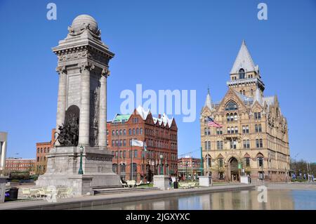 Soldiers and Seemanns Monument und Syracuse Saving Bank Building am Clinton Square in der Innenstadt von Syracuse, New York State NY, USA. Syracuse Savings Bank Stockfoto