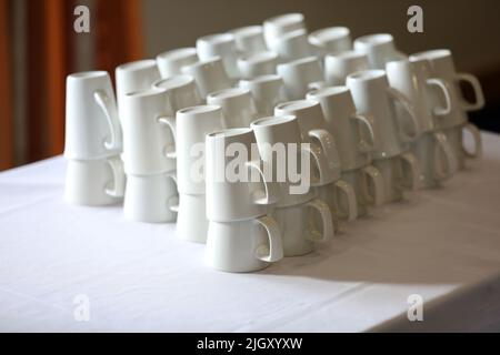 Allgemeiner Blick auf Tassen, Tassen und Untertassen in einem Hotel in Sussex, Großbritannien. Stockfoto