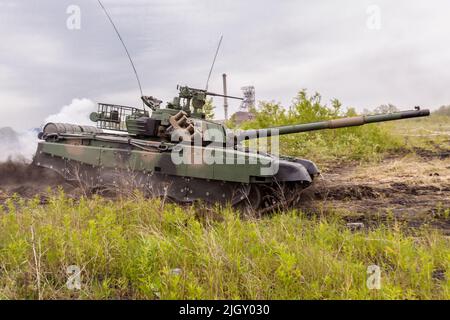 Moderner polnischer Kampfpanzer PT-91 bei Militärdemonstrationen. Eine Demonstrationsfahrt eines Militärfahrzeugs auf dem Feld. Stockfoto