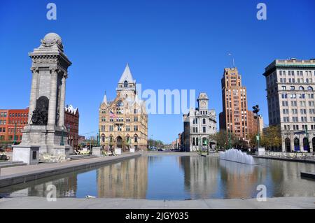 Soldiers and Sailors Monument, Syracuse Savings Bank Building, Gridley Building und State Tower Building am Clinton Square in Syracuse, New York NY, U Stockfoto