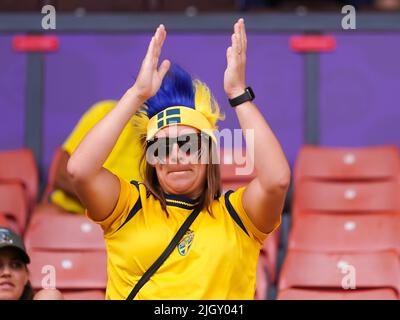 Sheffield, Großbritannien. 13.. Juli 2022. Sheffield, England, 13. 2022. Juli: Schwedischer Fan feiert während des Fußballspiels der UEFA Womens Euro 2022 der Gruppe C zwischen Schweden und der Schweiz in der Bramall Lane in Sheffield, England. (Daniela Porcelli/Freshfocus/SPP) Quelle: SPP Sport Press Foto. /Alamy Live News Stockfoto