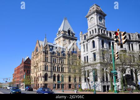 Syracuse Savings Bank Building (links) und Gridley Building (rechts) am Clinton Square in der Innenstadt von Syracuse, New York State NY, USA. Syracuse Savings Ba Stockfoto