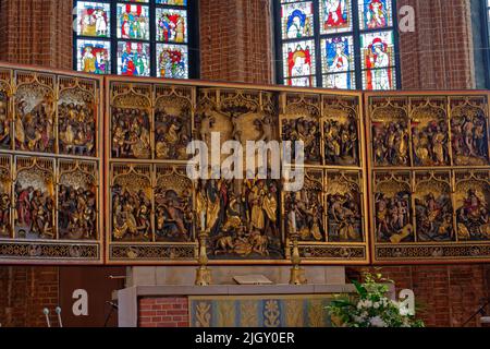 Innenansicht der Marktkirche (St. Georgii et Jacobi) mit dem geflügelten Altar (1480) und bunten Glasfenstern (ca. 1370) in Hannover Stockfoto