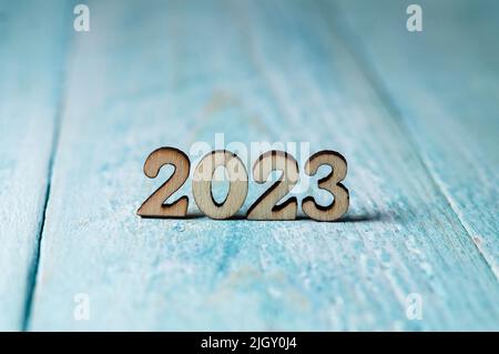 Das Jahr 2023 in großer Zahl auf blauem Hintergrund. Zahlen für den Kalender. Elemente für die Kalendergestaltung. Stockfoto
