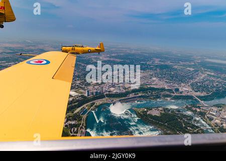 Fliegen Sie mit dem Fluss über die Niagarafälle Stockfoto