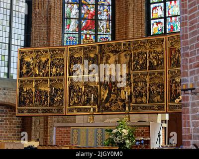 Innenansicht der Marktkirche (St. Georgii et Jacobi) mit dem geflügelten Altar (1480) und bunten Glasfenstern (ca. 1370) in Hannover Stockfoto