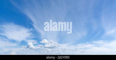 Der Himmel mit Wolken. Weiße Wolken am blauen Himmel. Blauer Himmel und Wolken. Stockfoto