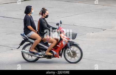 SAMUT PRAKAN, THAILAND, 29 2022. MÄRZ, zwei Frauen fahren auf dem Motorrad auf der Straße. Stockfoto