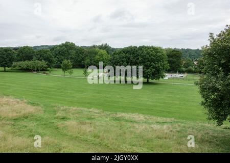 Allgemeiner Blick über den Ilkley Park/Riverside Gardens in Ilkley, einem Kurort und einer Bürgergemeinde in der Stadt Bradford in West Yorkshire, Großbritannien. Stockfoto