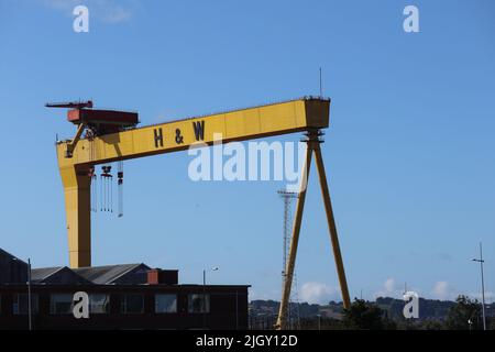 Einer der kultigen Harland- und Wolf-Kraniche im Titanic-Viertel von Belfast Stockfoto