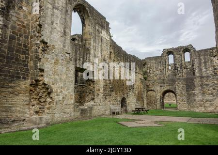 Das Refektorium in Kirkstall Abbey, einem zerstörten Zisterzienserkloster in Kirkstall, nordwestlich von Leeds, West Yorkshire, England. Stockfoto