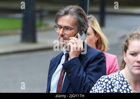 London, Großbritannien. 07.. Juli 2022. Robert Peston, politischer Redakteur bei ITV News, spricht am Telefon in der Downing Street im Zentrum von London. Kredit: SOPA Images Limited/Alamy Live Nachrichten Stockfoto