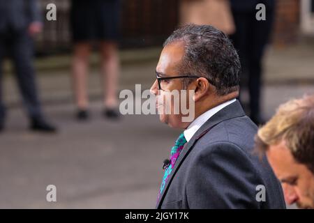 London, Großbritannien. 07.. Juli 2022. Der Nachrichtenmoderator Krishnan Guru-Murthy von Kanal 4 berichtet von der Downing Street im Zentrum von London. Kredit: SOPA Images Limited/Alamy Live Nachrichten Stockfoto