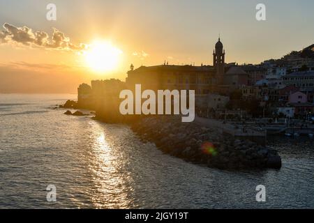 Blick auf das alte Fischerdorf am Ufer des Paradiesgolfs bei Sonnenuntergang, Nervi, Genua, Ligurien, Italien Stockfoto