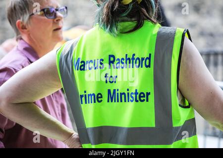 Westminster, London, Großbritannien. 13.. Juli 2022. Ein Protestler trägt eine Weste mit einem „Marcus Rashford für den Premierminister“. Kredit: Imageplotter/Alamy Live Nachrichten Stockfoto