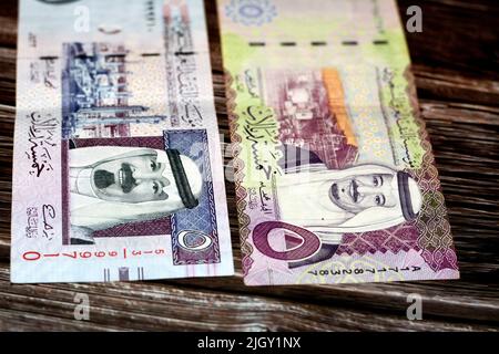Saudi-Arabien 5 SAR fünf saudische Riyals Bargeld Geldschein mit dem Foto von König Salman, König Abdullah, Shaybah Ölraffinerie und Ras Tanura Ölraffiner Stockfoto