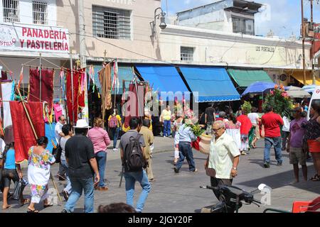 MERIDA, MEXIKO - 14. OKTOBER 2016 Los Gremios - Catedral de San Ildefonso - Plaza Grande - Parade auf dem Markt Stockfoto