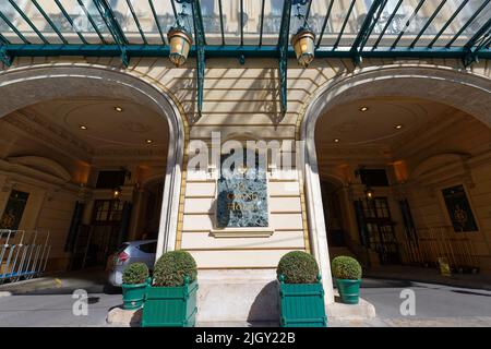 Das Le Grand Hotel Intercontinental befindet sich vor der Opéra Garnier und in der Nähe der meisten Pariser Sehenswürdigkeiten. Stockfoto