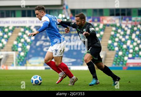 LinfieldÕs Joel Cooper (links) und der New SaintsÕ Jon Routledge kämpfen während des UEFA Champions League-Qualifikationsrunden-Spiels im Windsor Park, Belfast, um den Ball. Bilddatum: Mittwoch, 13. Juli 2022. Stockfoto