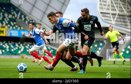 LinfieldÕs Joel Cooper (Mitte) und der New SaintsÕ Jon Routledge (rechts) und Blaine Hudson kämpfen während des UEFA Champions League-Qualifikationsrunden-Spiels im Windsor Park, Belfast, um den Ball. Bilddatum: Mittwoch, 13. Juli 2022. Stockfoto