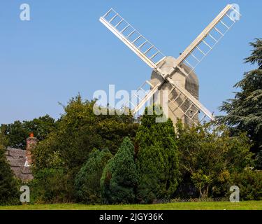 Die reizende Duck End Mill, auch bekannt als Letchs Mill oder Finchingfield Post Mill im schönen Dorf Finchingfield in Essex, Großbritannien. Stockfoto