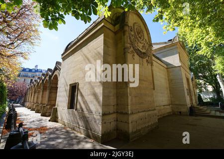 Die Expiatory Chapel, die sich auf dem Louis XVI Platz befindet, ist nach wie vor eines der originellsten religiösen Gebäude in Paris. Stockfoto