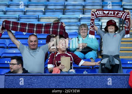 Birkenhead, Großbritannien. 13.. Juli 2022. Herz der Midlothian Fans machen die Reise nach Süden. Vorsaison-Freundschaftsspiel, Tranmere Rovers gegen Hearts im Prenton Park, Birkenhead, Wirral am Mittwoch, 13.. Juli 2022. Dieses Bild darf nur für redaktionelle Zwecke verwendet werden. Nur zur redaktionellen Verwendung, Lizenz für kommerzielle Nutzung erforderlich. Keine Verwendung bei Wetten, Spielen oder Veröffentlichungen in einem Club/einer Liga/einem Spieler.PIC von Chris Stading/Andrew Orchard Sports Photography/Alamy Live News Credit: Andrew Orchard Sports Photography/Alamy Live News Stockfoto