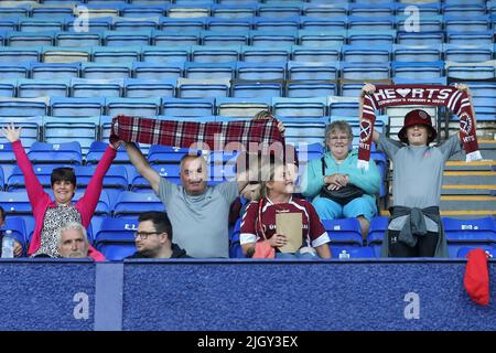 Birkenhead, Großbritannien. 13.. Juli 2022. Herz der Midlothian Fans machen die Reise nach Süden. Vorsaison-Freundschaftsspiel, Tranmere Rovers gegen Hearts im Prenton Park, Birkenhead, Wirral am Mittwoch, 13.. Juli 2022. Dieses Bild darf nur für redaktionelle Zwecke verwendet werden. Nur zur redaktionellen Verwendung, Lizenz für kommerzielle Nutzung erforderlich. Keine Verwendung bei Wetten, Spielen oder Veröffentlichungen in einem Club/einer Liga/einem Spieler.PIC von Chris Stading/Andrew Orchard Sports Photography/Alamy Live News Credit: Andrew Orchard Sports Photography/Alamy Live News Stockfoto