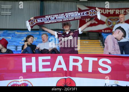 Birkenhead, Großbritannien. 13.. Juli 2022. Hearts Fußballfans. Vorsaison-Freundschaftsspiel, Tranmere Rovers gegen Hearts im Prenton Park, Birkenhead, Wirral am Mittwoch, 13.. Juli 2022. Dieses Bild darf nur für redaktionelle Zwecke verwendet werden. Nur zur redaktionellen Verwendung, Lizenz für kommerzielle Nutzung erforderlich. Keine Verwendung bei Wetten, Spielen oder Veröffentlichungen in einem Club/einer Liga/einem Spieler.PIC von Chris Stading/Andrew Orchard Sports Photography/Alamy Live News Credit: Andrew Orchard Sports Photography/Alamy Live News Stockfoto