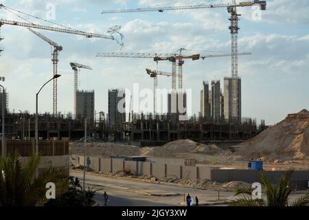 Baustelle von neuen Gebäuden in Ägypten, Zed Stadt Sheikh Zayed Stadt, Hektar luxuriöse Immobilien Wohngebäude Stockfoto