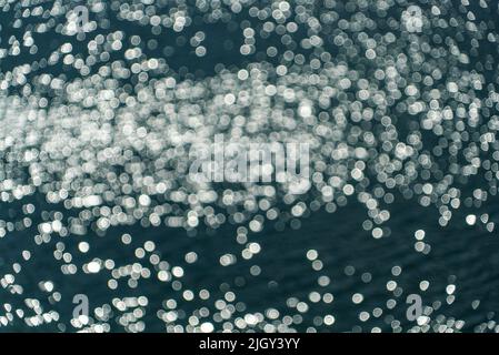 Blendung auf dem Wasser in aus dem Fokus . Abstrakter Hintergrund Stockfoto