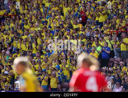 Sheffield, England, 13.. Juli 2022. Schweden-Fans beim Spiel der UEFA Women's European Championship 2022 in Bramall Lane, Sheffield. Bildnachweis sollte lauten: Jonathan Moscrop / Sportimage Stockfoto