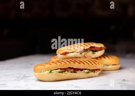 Drei Panini auf dunklem Grund gestopft. Stockfoto